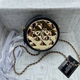 2023chanel 秋冬新款21k金色/銀色五金圓餅包出貨；搭配金屬鏡面設計美