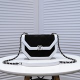 2023chanel 頭層磨砂皮復古馬鞍橫版  黑百相配才是王道！