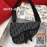 【Dior 爆款王 頭層牛皮男女通用】迷你版得肩帶可以拆下，可以做手拿包，搭配皮帶當腰包哦。