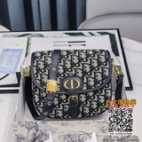 boobby 中號黑色 9023這款 dior bobby 手袋為單肩包款式，