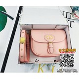 Boobby 中號 9023這款 Dior Bobby 手袋為單肩包款式，