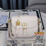 Boobby 中號 9023這款 Dior Bobby 手袋為單肩包款式，