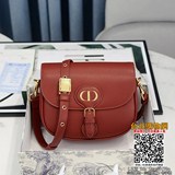 Boobby 中號 9023這款 Dior Bobby 手袋為單肩包款式，