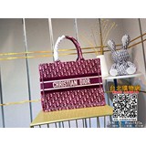 小號 酒紅天鵝絨book tote 手袋靈感來自創意總監瑪麗亞�嘉茜婭�蔻麗 (maria grazia chiuri)，