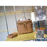 綿羊皮DiorTravel 手袋彰顯本季風采。采用柔軟的紅色羊皮革精心制作，搭配藤格紋緝面線，