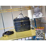 綿羊皮DiorTravel 手袋彰顯本季風采。采用柔軟的紅色羊皮革精心制作，搭配藤格紋緝面線，