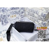 原版配虎頭盒子 Dior  早春新款內有內碼 OBLIQUE 印花帆布圓筒包黑色布和黑色小牛皮可調節、