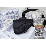 頭層荔枝紋  《高品質白扣白線》配原版盒子【Dior homme 】 Pre-Fall 早春系列saddle馬鞍包，