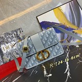  Di0r 30 Montaigne。蒙田包，靈感來自Dior1947年