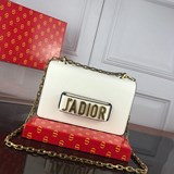  新品爆款迪奧小牛皮翻蓋式手提包，搭配“J’ADIOR”标志和複古金色金