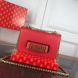  新品爆款迪奧小牛皮翻蓋式手提包，搭配“J’ADIOR”标志和複古金色金
