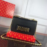  新品爆款迪奧小牛皮翻蓋式手提包，搭配“J’ADIOR”标志和複古金色金