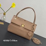 Dior22最新款手提袋  原版牛皮搭配全套對版五金打造。經典卡扣式開合設計風格