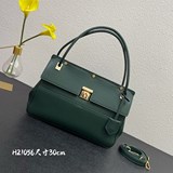 Dior22最新款手提袋  原版牛皮搭配全套對版五金打造。經典卡扣式開合設計風格