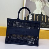 新款（镂空）這款 Book Tote 手袋靈感來自創意總監瑪麗亞·嘉茜娅