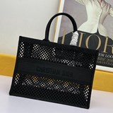 新款（镂空）這款 Book Tote 手袋靈感來自創意總監瑪麗亞·嘉茜娅
