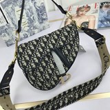 Dior 春夏刺繡 巴黎時裝周是迪奧 (CD) 新任創意總監Maria Graz