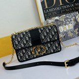 Di0r 30 Montaigne蒙田包，靈感來自Dior1947年創立以來，于