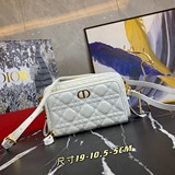 迪奧夏季新款相機包（超好質量）延續了caro五格裁剪風格打造出來的相機包