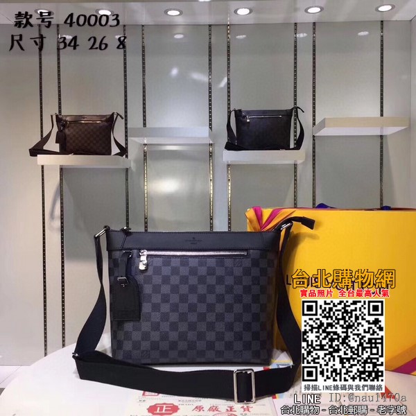 n40003采用背攜舒適的三角形構造，此款精巧的mick小號手袋為造型增添動感氣質