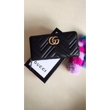 2023GG Marmont 長款拉鏈皮夾，采用絎縫打造，背面刺繡GG 標誌GG