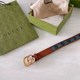  Gucci上新牛仔面料透過古馳美學視角演繹後散發強烈的品牌内涵。這款腰