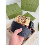 Gucci 3.7專櫃同款小牛皮壓花. 雙面使用配旋轉扣.  一側為Gu