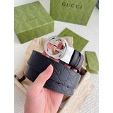 Gucci 3.7專櫃同款小牛皮壓花. 雙面使用配旋轉扣.  一側為Gu