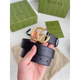 Gucci 官網新款系列，3.0cm 專櫃同款閃亮雙G帶扣鳄魚紋腰帶. 