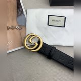 (女款)【古弛】 GUCCI 互扣式雙G帶扣腰帶，采用熱壓印技術的Gucci Signa