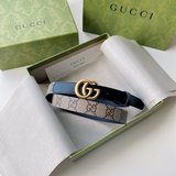 (女款)2021秋冬系列，品牌标志性的GG鑽标識經重新诠釋後，以光彩奪目的金色調呈現在這