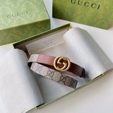 (女款)2021秋冬系列，品牌标志性的GG鑽标識經重新诠釋後，以光彩奪目的金色調呈現在這