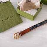 (女款)Gucci上新牛仔面料透過古馳美學視角演繹後散發強烈的品牌内涵。這款腰帶通體飾有
