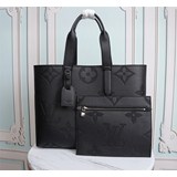 m57290、cabas voyage手袋取材細致壓印超大monogram 圖案的taurllon使用，