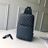 N41719 此款Damier Graphite帆布面料的Avenue單肩包是都市生活的完美伴侶