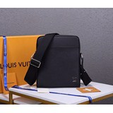 alex 小號郵差包 alex 小號郵差包取材路易威登經典 ta�ga 皮革，