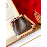 m40817老花 noe bb水桶包 設計于 1932 年的經典 no　 桶包以可愛的迷你款重新演繹。