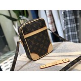 m45266a經典挎包此款手袋采用monogram帆布與變色皮貼飾，配以肩帶