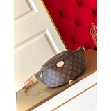 m43644由經典monogram帆布裁制而成，飾有“louis vuitton paris”皮質貼牌，