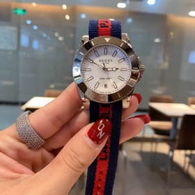 Gucci古馳DIVE潛水系列/三個色。中性款号，40毫米表徑，鍍膜鏡面，可旋轉