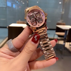 Gucci古馳G-TIMELESS系列最新成員-可愛喵星人 該款腕表采用珍珠母貝
