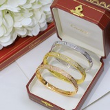 卡地亞滿天星love手镯時尚“飾”界 Cartier 卡地亞釘滿鑽爆款情侶手镯推