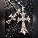 Chrome Hearts克羅心飾品人氣單品，基本元素均采用鸢尾花及十字花，單隻