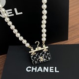 新品香奈兒項鍊
編碼 
新款CHANEL香奈兒珍珠衣架包項鍊
【禮盒】全套CHA