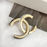 新品香奈兒胸針
編碼 
新款CHANEL香奈兒雙c黑白光面胸針
【禮盒】全套CH