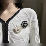 CHANEL小香胸針，是最懂女人的飾物。那些傾注了全部心血去做自己的女人，往往更