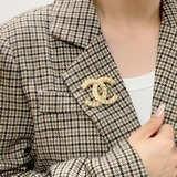 CHANEL小香胸針，是最懂女人的飾物。那些傾注了全部心血去做自己的女人，往往更