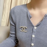 CHANEL小香胸針，是最懂女人的飾物。那些傾注了全部心血去做自己的女人，往往更
