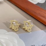 配全套專櫃包裝Dior 迪奧 字母耳釘 采用金色作為主要顔色，簡單字母經典 耳釘