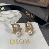 Dior 迪奧JADIOR 複古 耳釘 采用複古金色作為主要顔色，配上字母、五角